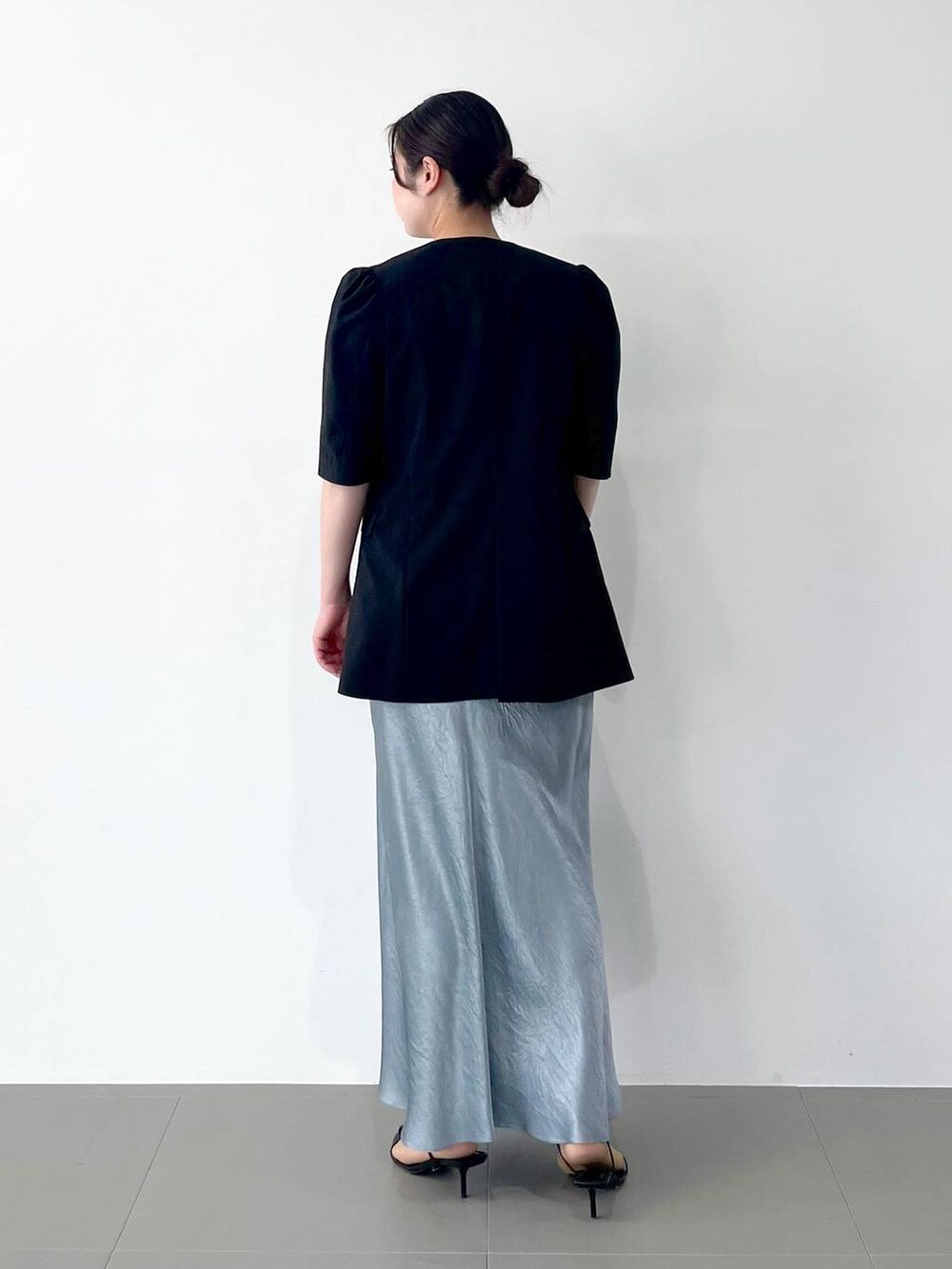 ブラック系のサンダル、ブラック系のショルダーバッグ、ブルー系のスカートを着用したレディースの春コーディネートの3枚目の写真