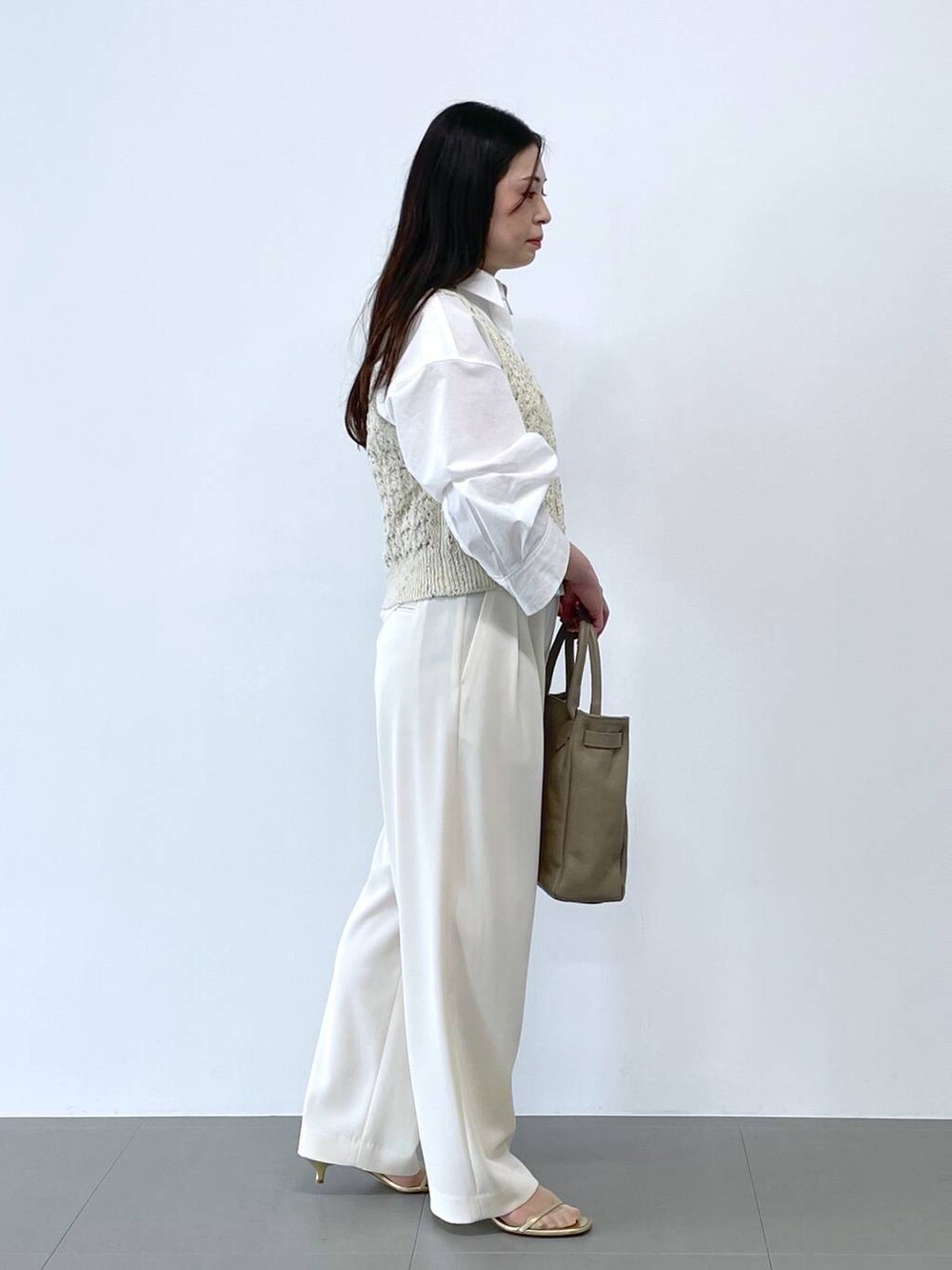 ホワイト系のその他パンツ、ホワイト系のベスト、ホワイト系のシャツ/ブラウスを着用したレディースの冬コーディネートの2枚目の写真