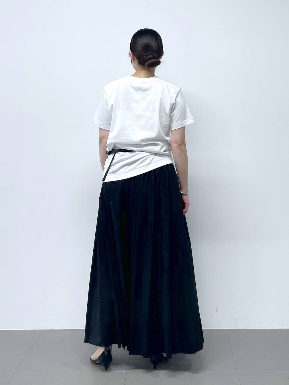 ホワイト系のTシャツ/カットソー、ブラック系のボディバッグ/ウエストポーチ、ブラック系のスカートを着用したレディースの春コーディネートの3枚目の写真