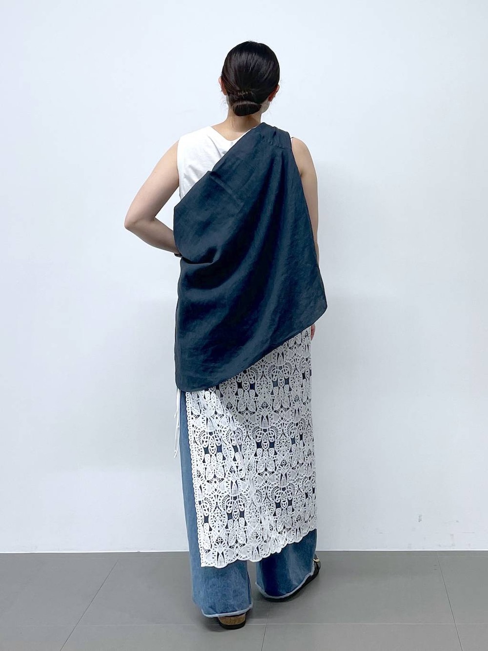 ブルー系のシャツ/ブラウス、ブラック系のサンダル、ブルー系のデニムパンツを着用したレディースの春コーディネートの3枚目の写真