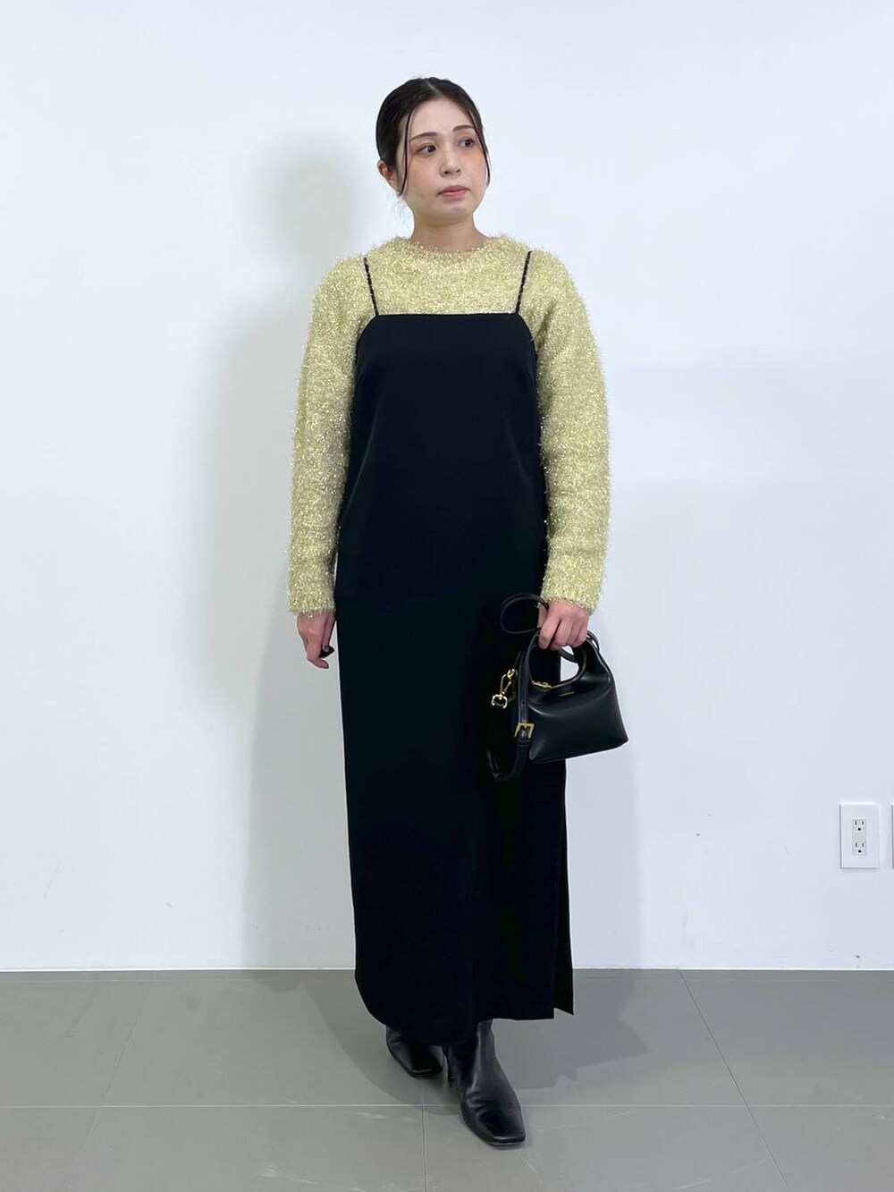 ブラウン系のニット/セーター、ブラック系のワンピースを着用したレディースの冬コーディネートの4枚目の写真