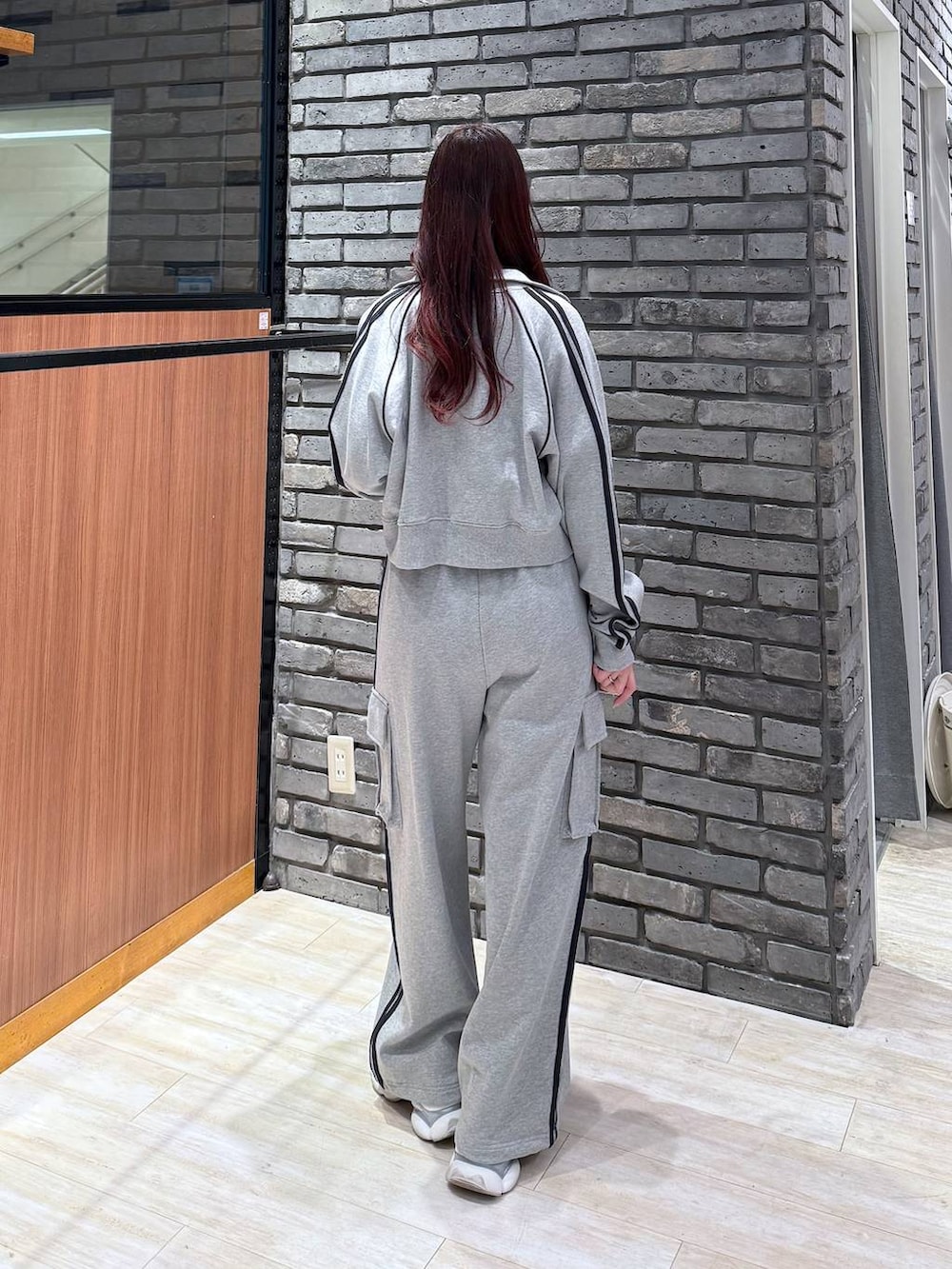 グレー系のスウェットパンツ、グレー系のジャージを着用したレディースの冬コーディネートの3枚目の写真