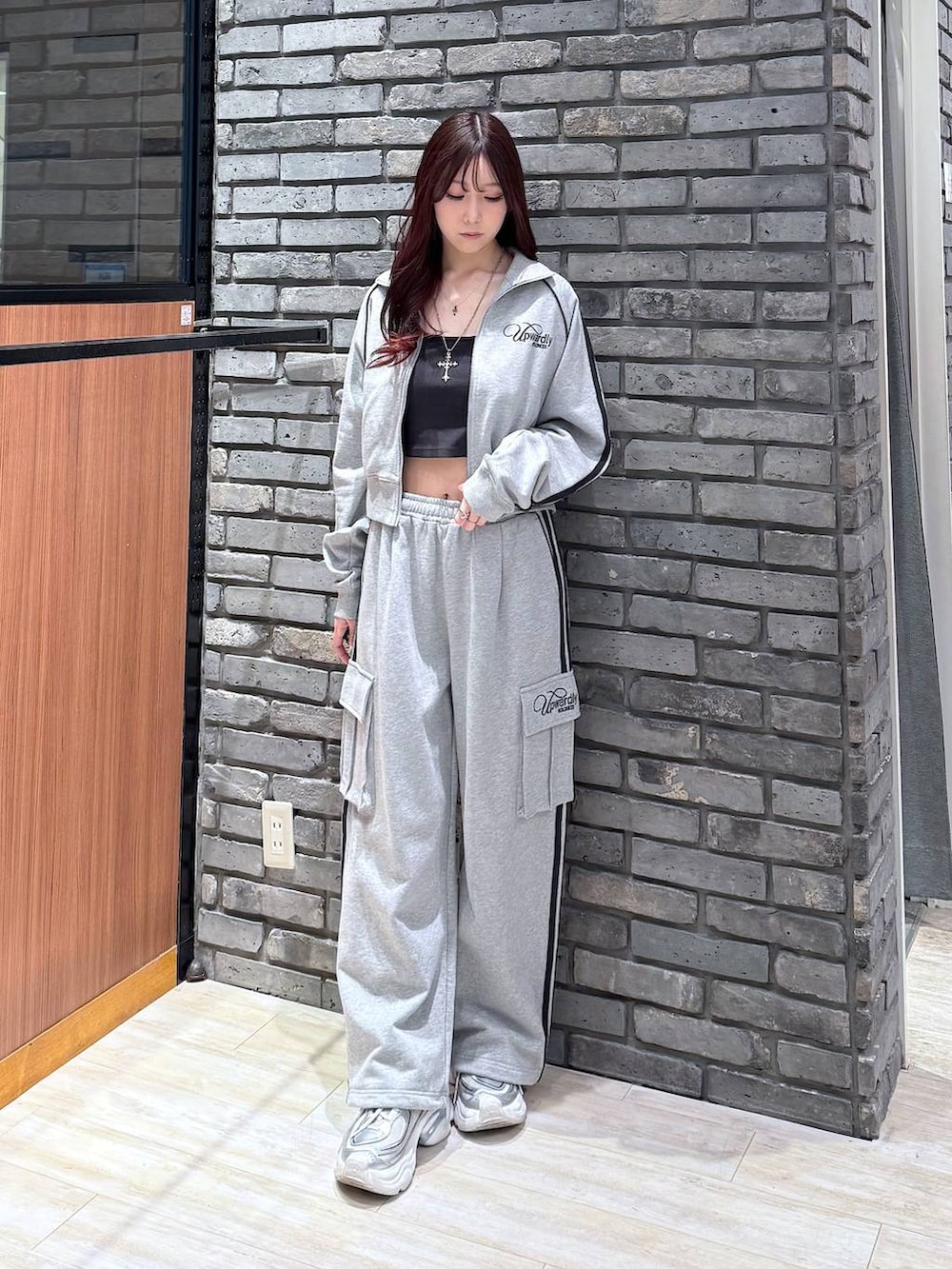 グレー系のスウェットパンツ、グレー系のジャージを着用したレディースの冬コーディネートの2枚目の写真