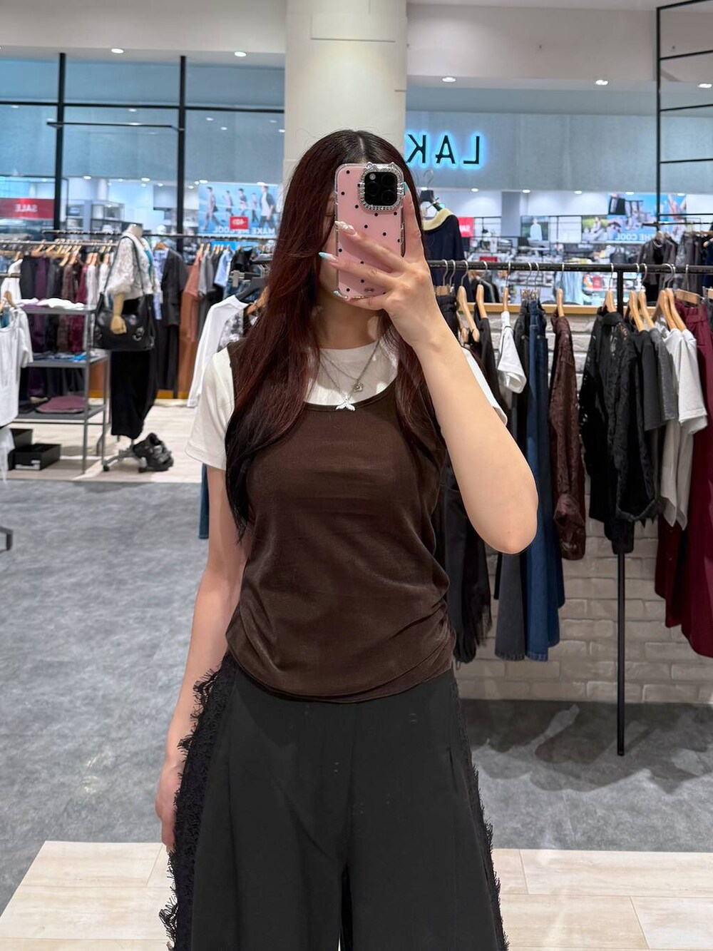 ブラウン系のタンクトップ、ホワイト系のTシャツ/カットソー、ブラック系のスラックスを着用したレディースの夏コーディネートの4枚目の写真