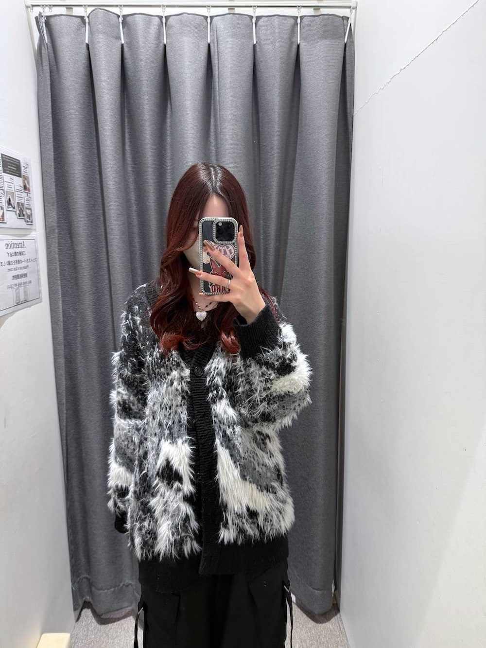 ブラック系のTシャツ/カットソー、ブラック系のスラックス、ブラック系のカーディガン/ボレロを着用したレディースの冬コーディネートの2枚目の写真