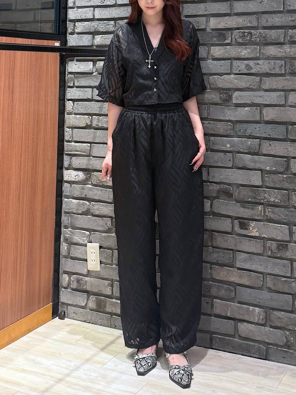 ホワイト系のパンプス、ブラック系のシャツ/ブラウス、ブラック系のその他パンツを着用したレディースの夏コーディネートの3枚目の写真