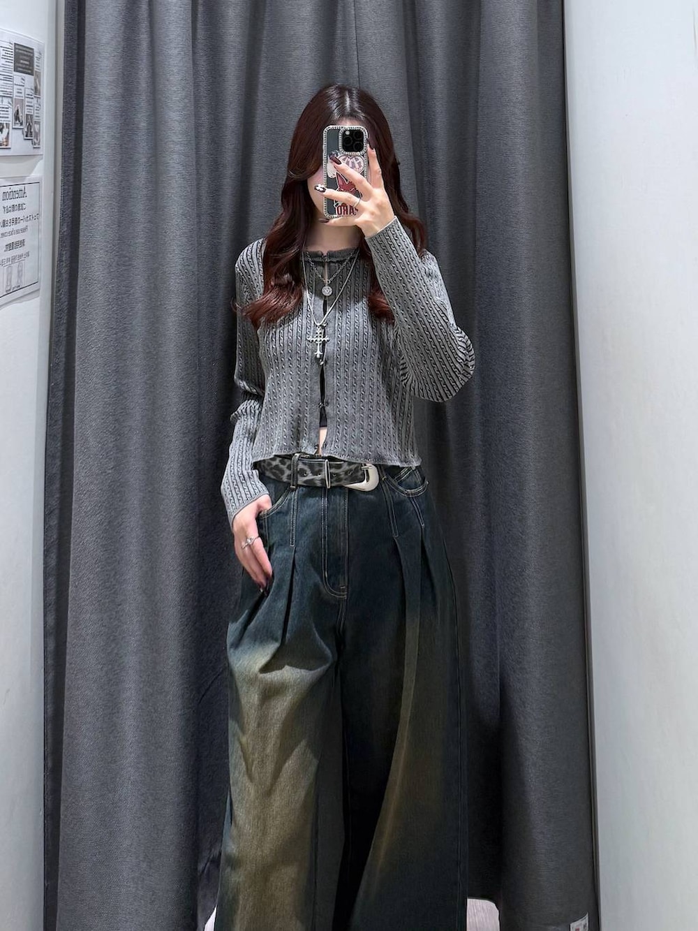 ブルー系のデニムパンツ、グレー系のカーディガン/ボレロ、ブラック系のベルトを着用したレディースの秋コーディネートの3枚目の写真