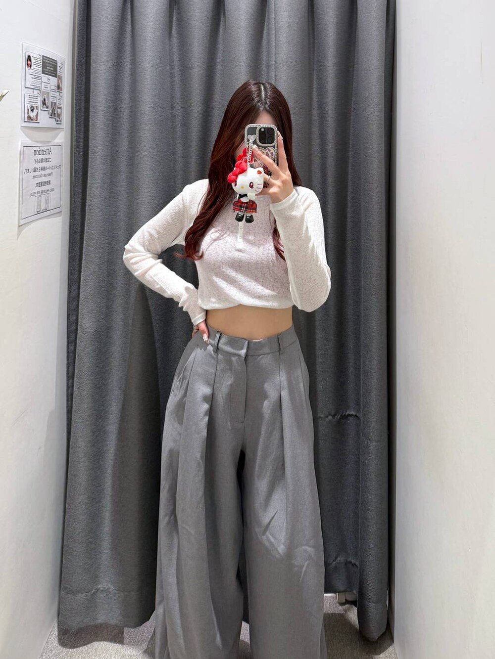 パープル系のキャミソール、ホワイト系のTシャツ/カットソー、グレー系のスラックスを着用したレディースの春コーディネートの4枚目の写真