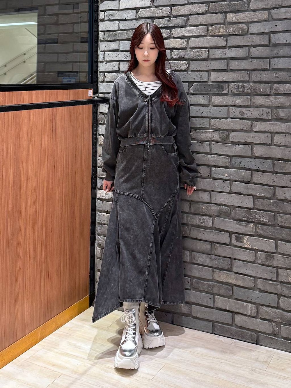 ホワイト系のブーツ、ブラック系のデニムスカート、ブラック系のカーディガン/ボレロを着用したレディースの春コーディネートの2枚目の写真