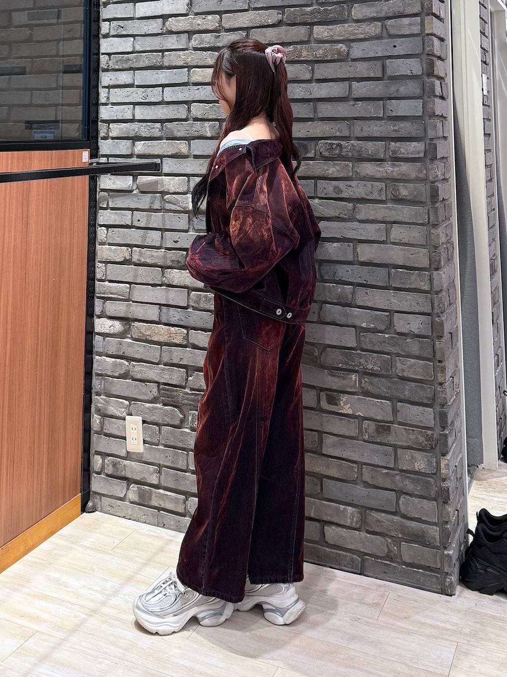 レッド系のデニムパンツ、レッド系のデニムジャケットを着用したレディースの秋コーディネートの3枚目の写真