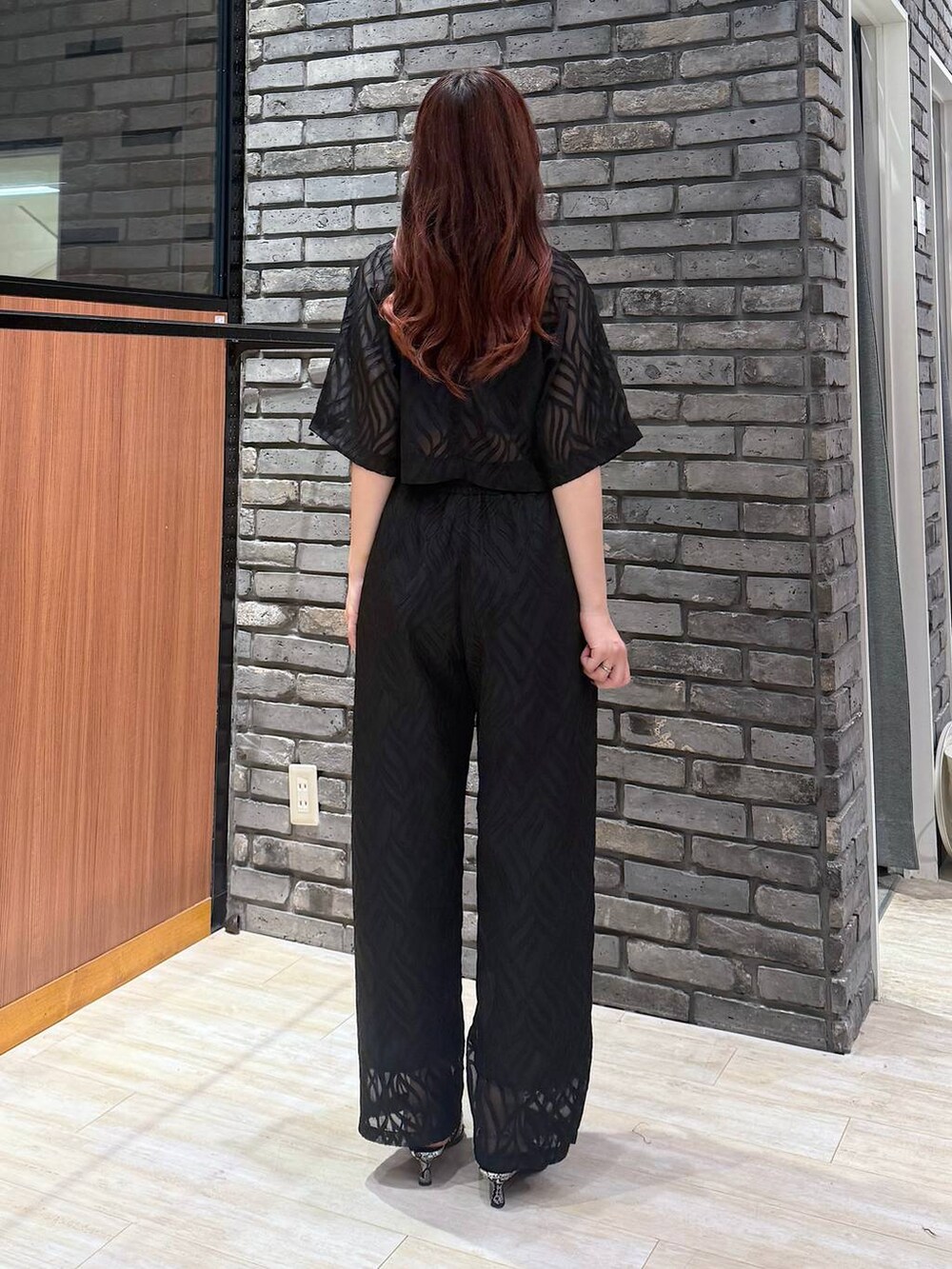 ホワイト系のパンプス、ブラック系のシャツ/ブラウス、ブラック系のその他パンツを着用したレディースの夏コーディネートの2枚目の写真