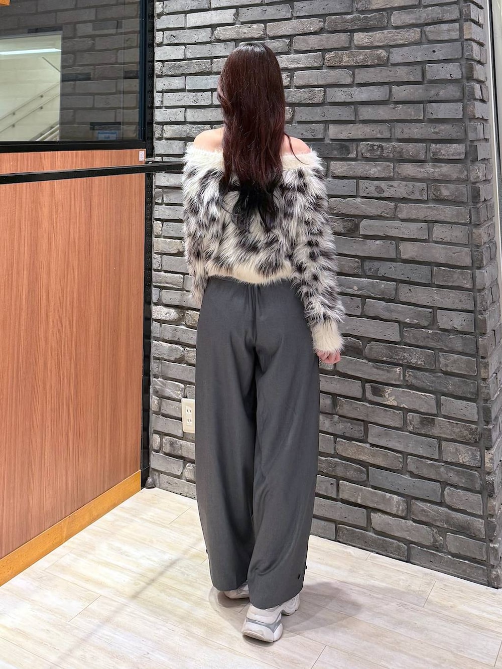 ホワイト系のニット/セーター、グレー系のその他パンツを着用したレディースの秋コーディネートの5枚目の写真