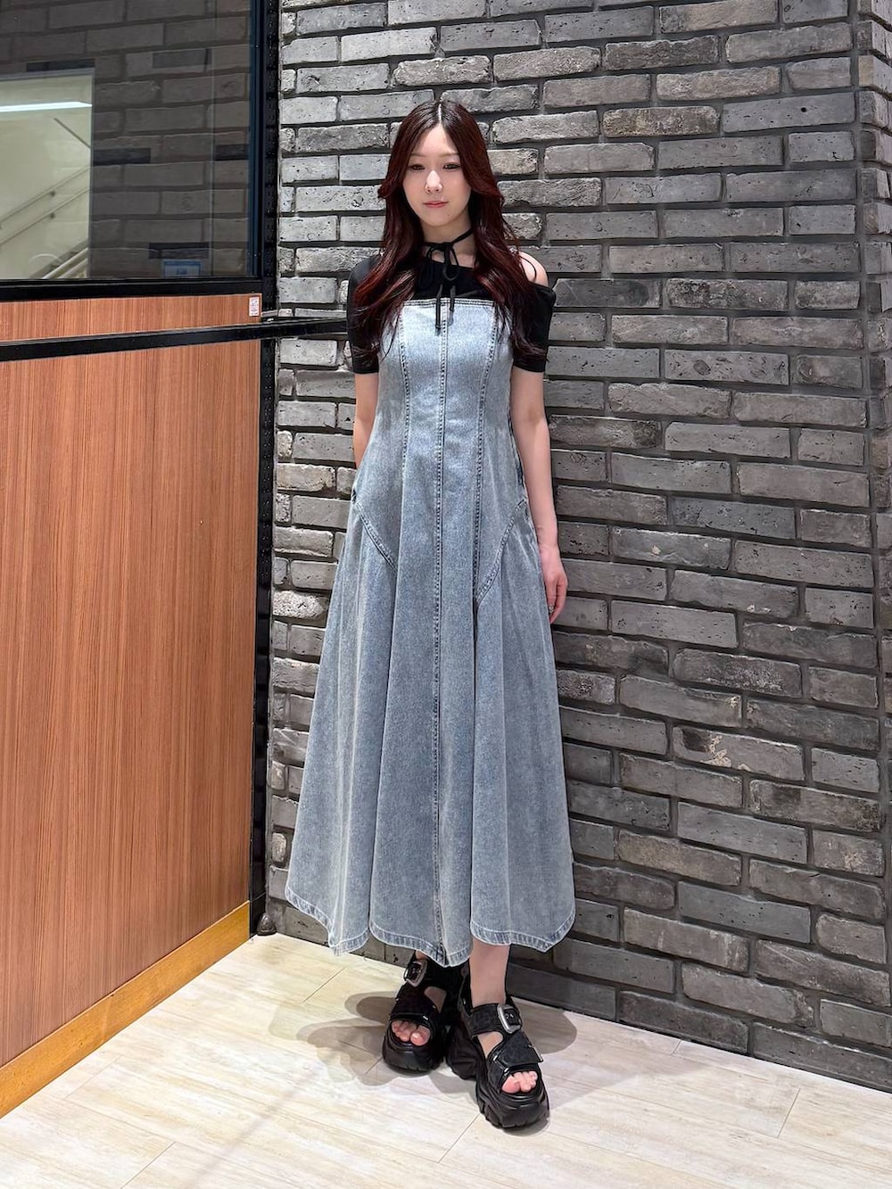 ブルー系のワンピース、ブラック系のサンダル、ブラック系のTシャツ/カットソーを着用したレディースの夏コーディネートの2枚目の写真