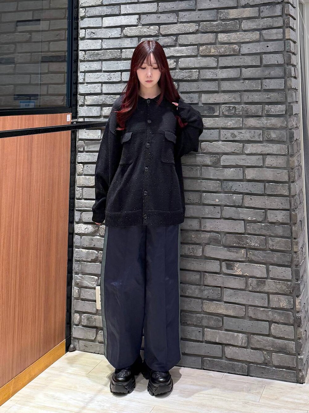 ブラック系のスニーカー、ブルー系のスウェットパンツ、ブラック系のカーディガン/ボレロを着用したレディースの冬コーディネートの5枚目の写真