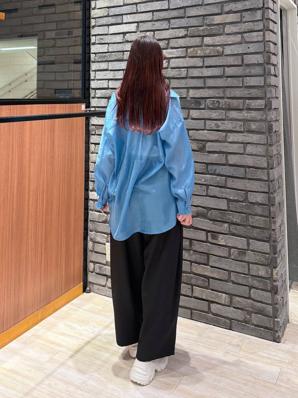 ホワイト系のスニーカー、ホワイト系のタンクトップ、ブラック系のスラックスを着用したレディースの春コーディネートの4枚目の写真