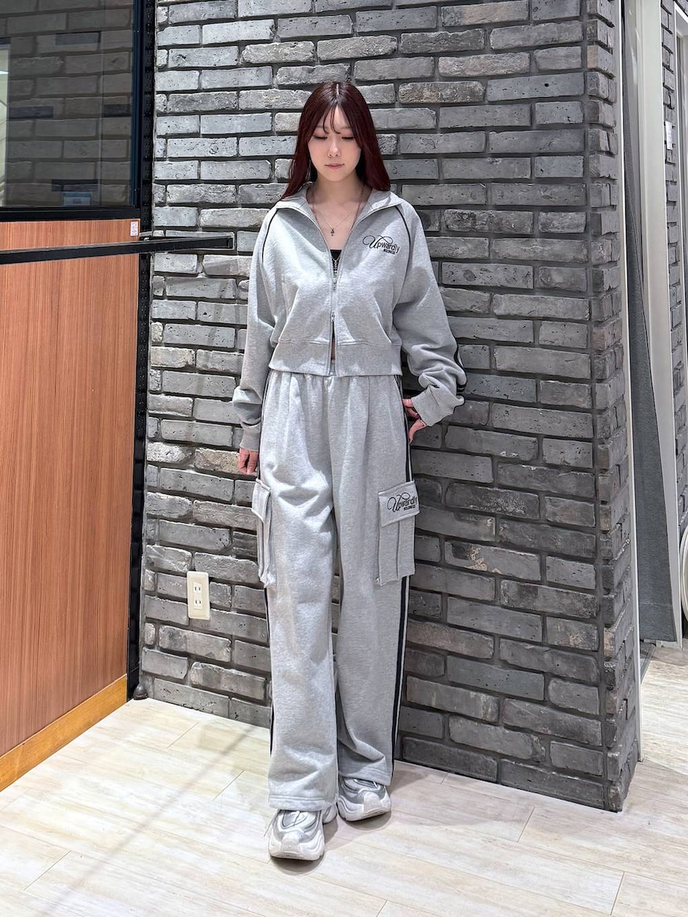 グレー系のスウェットパンツ、グレー系のジャージを着用したレディースの冬コーディネートの4枚目の写真