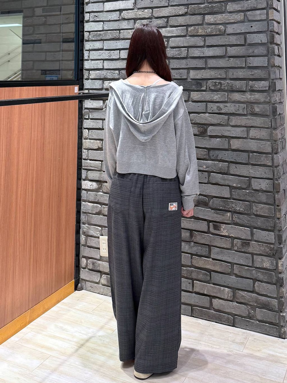グレー系のその他パンツ、グレー系のパーカー、ブラック系のネックレスを着用したレディースの夏コーディネートの5枚目の写真