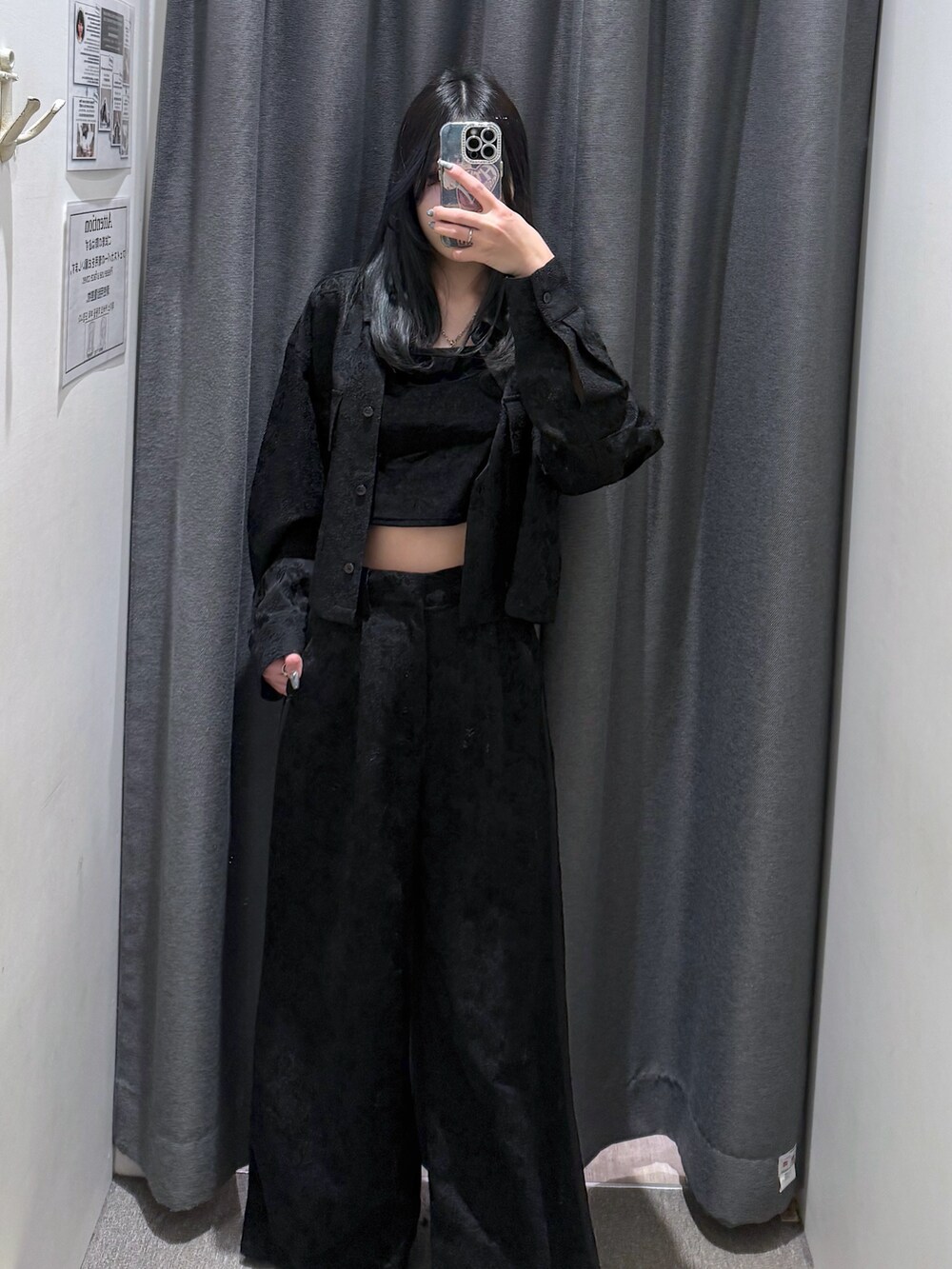 ブラック系のシャツ/ブラウス、ブラック系のその他パンツを着用したレディースの冬コーディネートの2枚目の写真