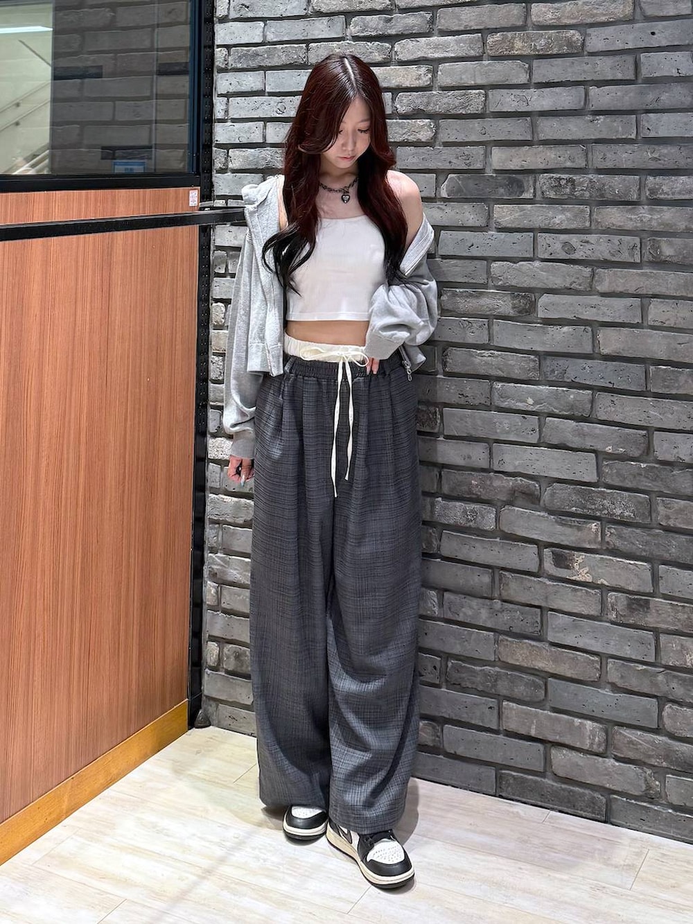 グレー系のその他パンツ、グレー系のパーカー、ブラック系のネックレスを着用したレディースの夏コーディネートの3枚目の写真