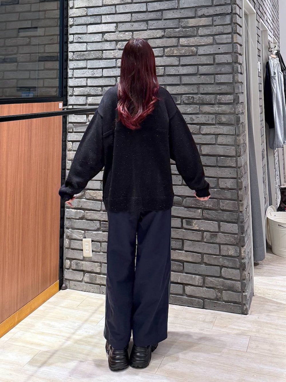 ブラック系のスニーカー、ブルー系のスウェットパンツ、ブラック系のカーディガン/ボレロを着用したレディースの冬コーディネートの3枚目の写真