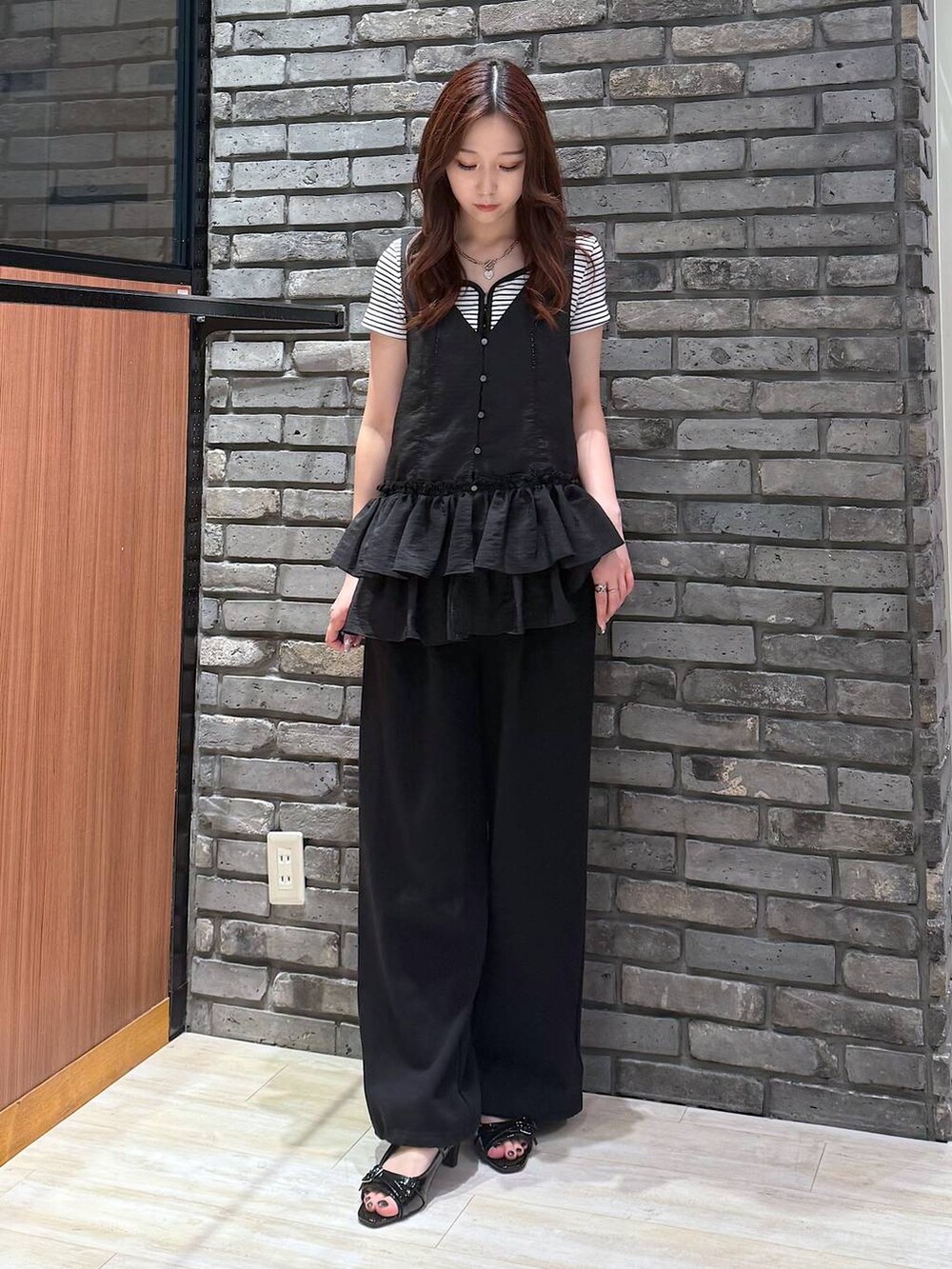 ブラック系のサンダル、ホワイト系のTシャツ/カットソー、ブラック系のスウェットパンツを着用したレディースの夏コーディネートの4枚目の写真