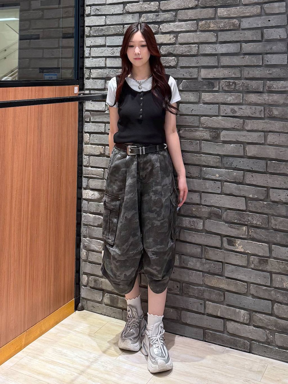 ブラック系のタンクトップ、ホワイト系のTシャツ/カットソー、その他のカーゴパンツを着用したレディースの夏コーディネートの2枚目の写真
