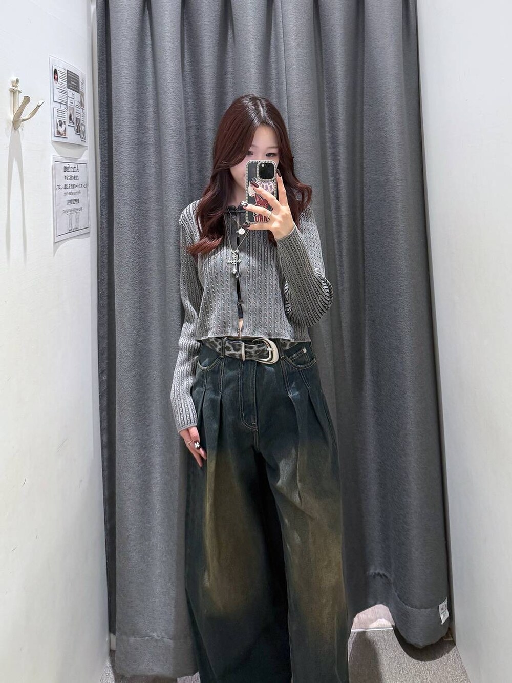 ブルー系のデニムパンツ、グレー系のカーディガン/ボレロ、ブラック系のベルトを着用したレディースの秋コーディネートの2枚目の写真