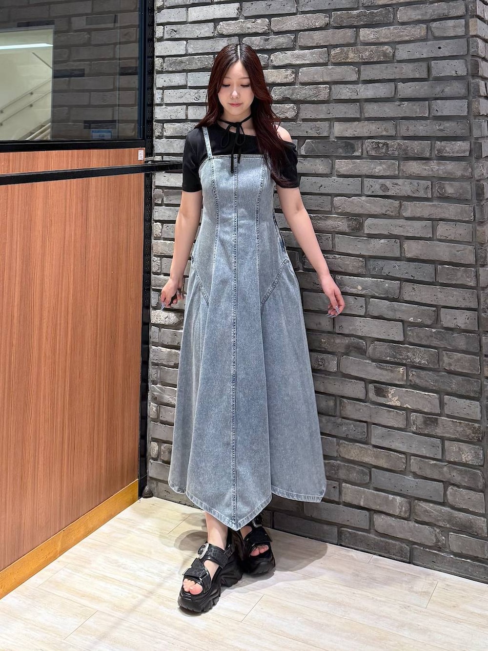 ブルー系のワンピース、ブラック系のサンダル、ブラック系のTシャツ/カットソーを着用したレディースの夏コーディネートの4枚目の写真