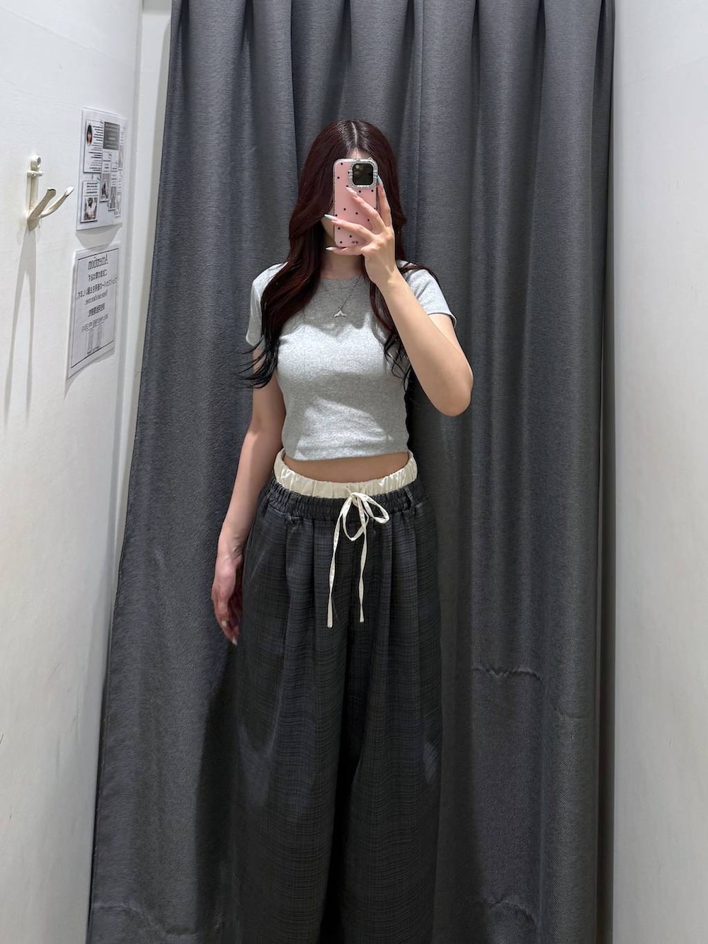 グレー系のその他パンツ、グレー系のTシャツ/カットソーを着用したレディースの夏コーディネートの2枚目の写真