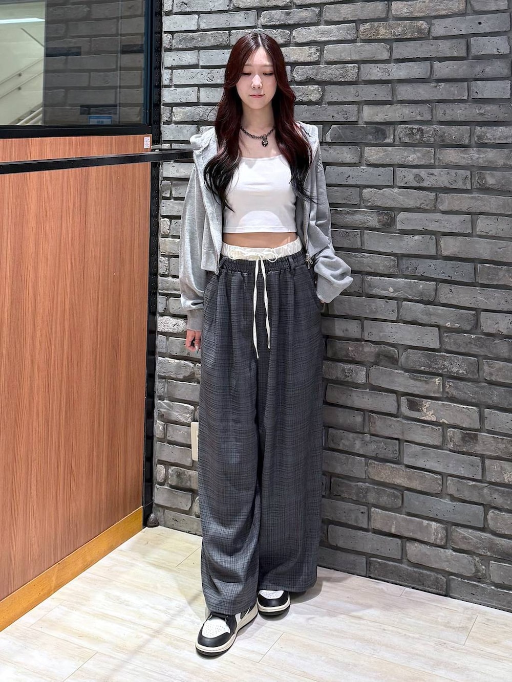 グレー系のその他パンツ、グレー系のパーカー、ブラック系のネックレスを着用したレディースの夏コーディネートの4枚目の写真