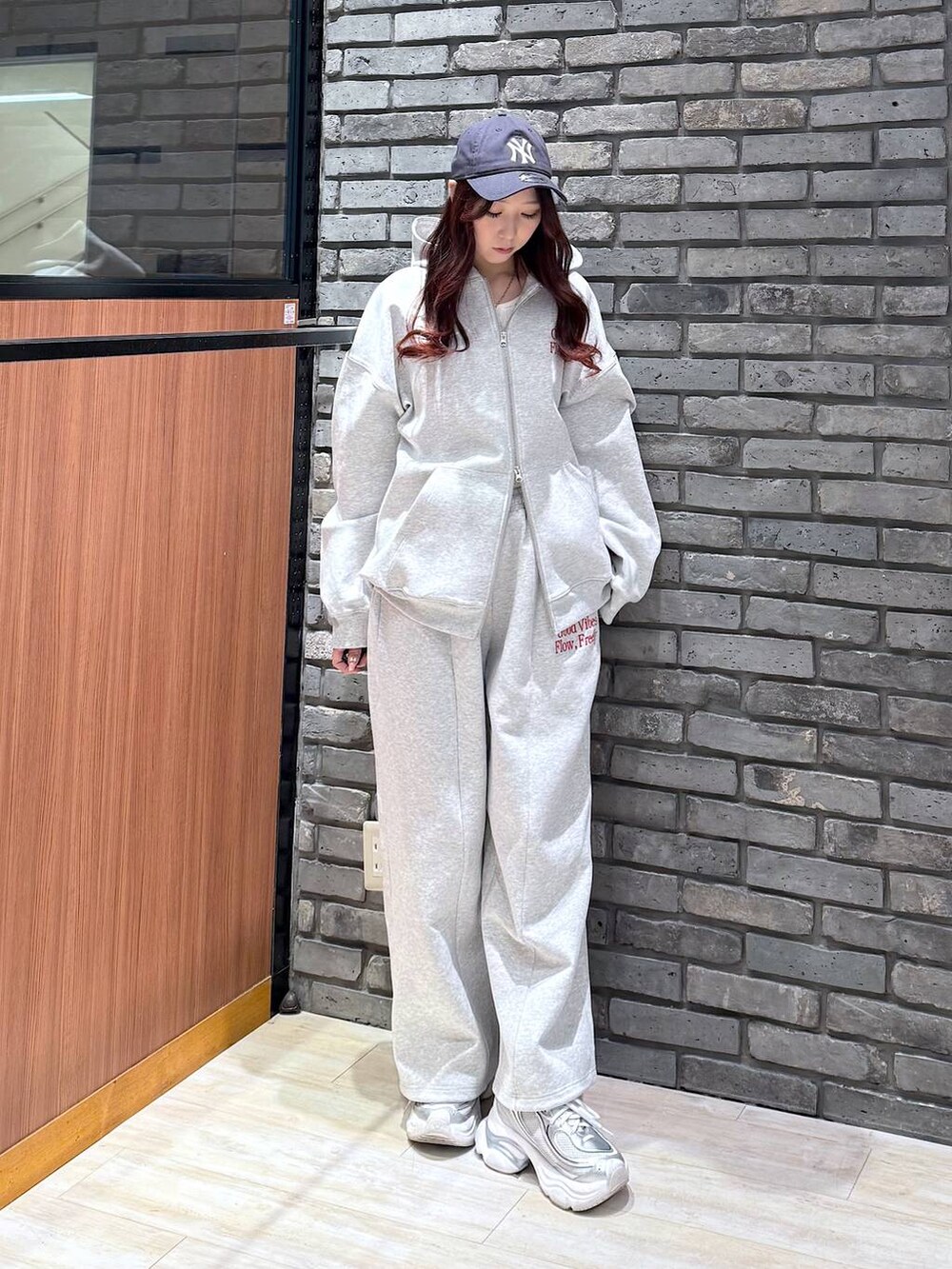 グレー系のスウェットパンツ、グレー系のパーカーを着用したレディースの冬コーディネートの4枚目の写真