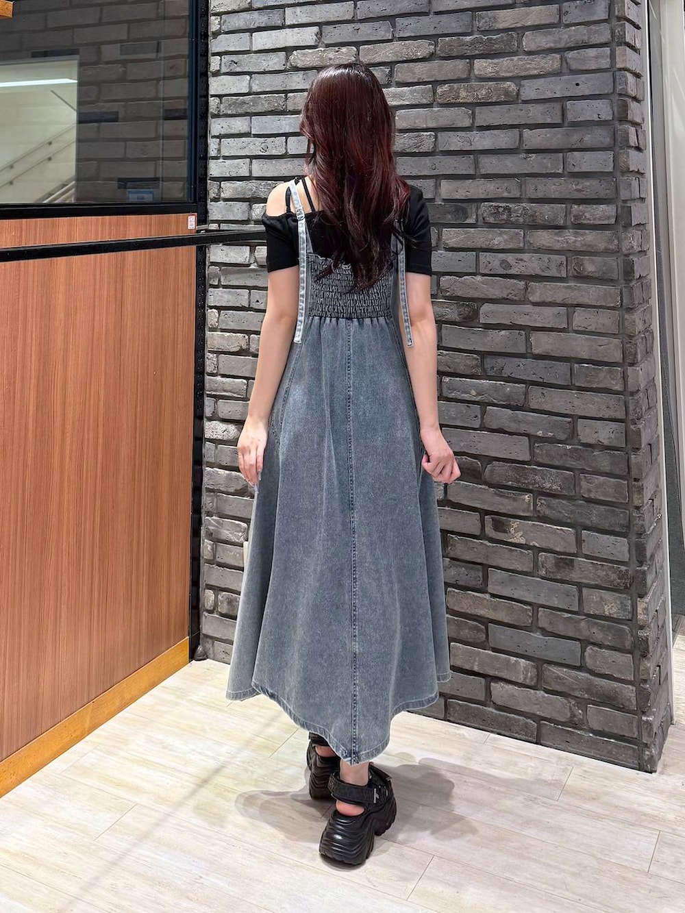 ブルー系のワンピース、ブラック系のサンダル、ブラック系のTシャツ/カットソーを着用したレディースの夏コーディネートの3枚目の写真