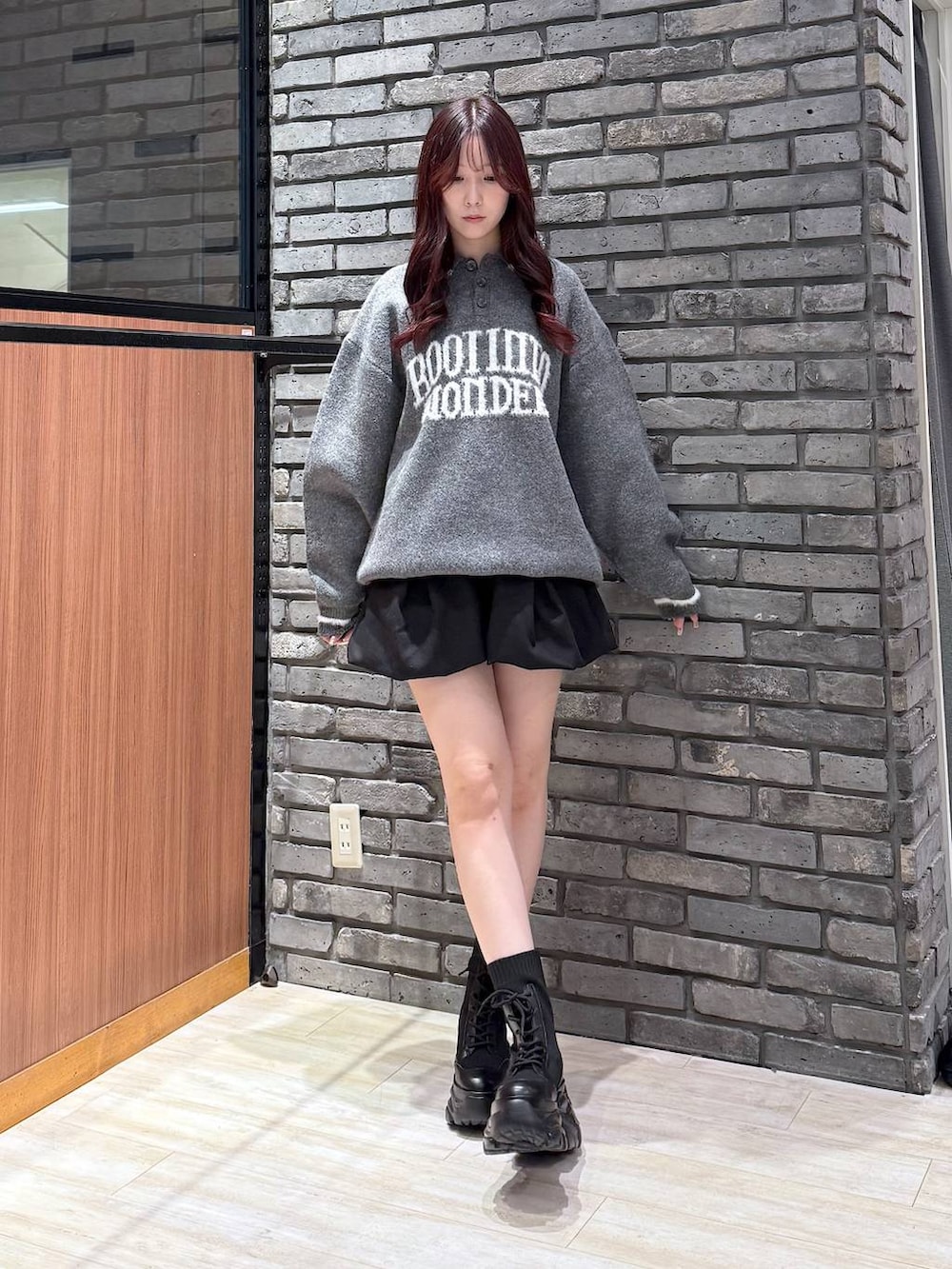 ブラック系のブーツ、グレー系のニット/セーター、ブラック系のその他パンツを着用したレディースの冬コーディネートの2枚目の写真