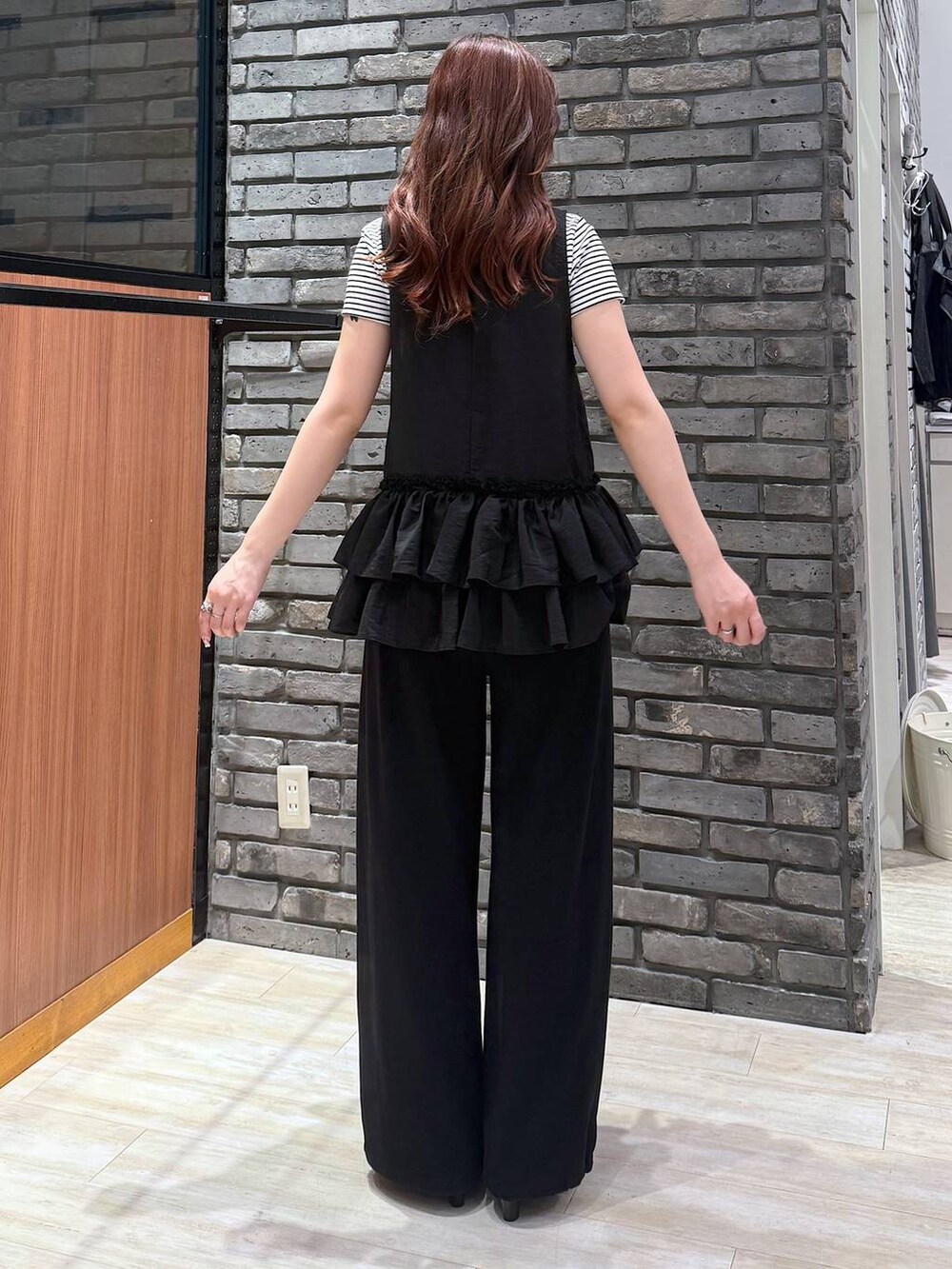 ブラック系のサンダル、ホワイト系のTシャツ/カットソー、ブラック系のスウェットパンツを着用したレディースの夏コーディネートの3枚目の写真