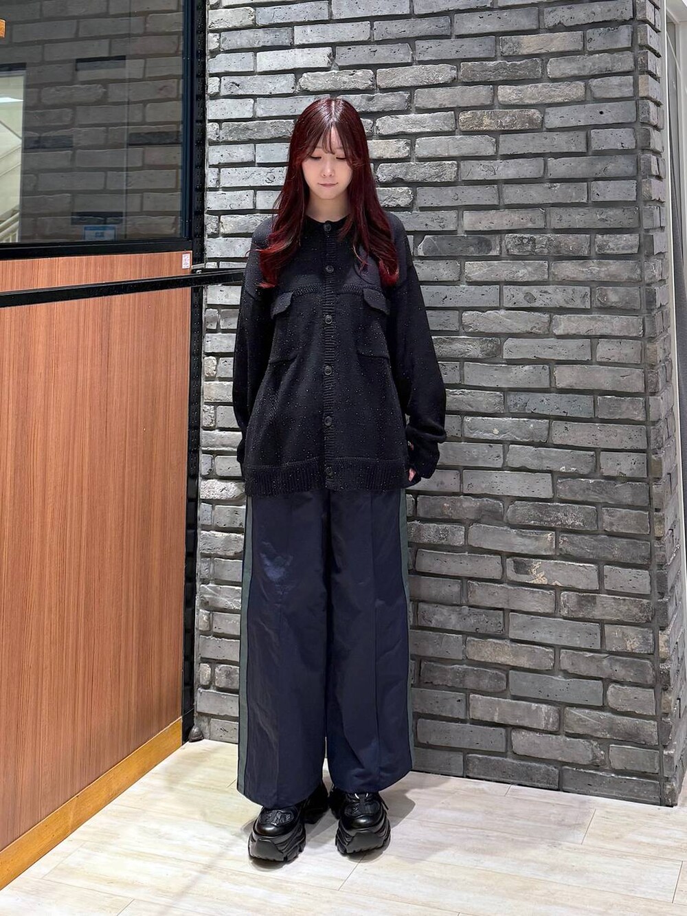 ブラック系のスニーカー、ブルー系のスウェットパンツ、ブラック系のカーディガン/ボレロを着用したレディースの冬コーディネートの2枚目の写真