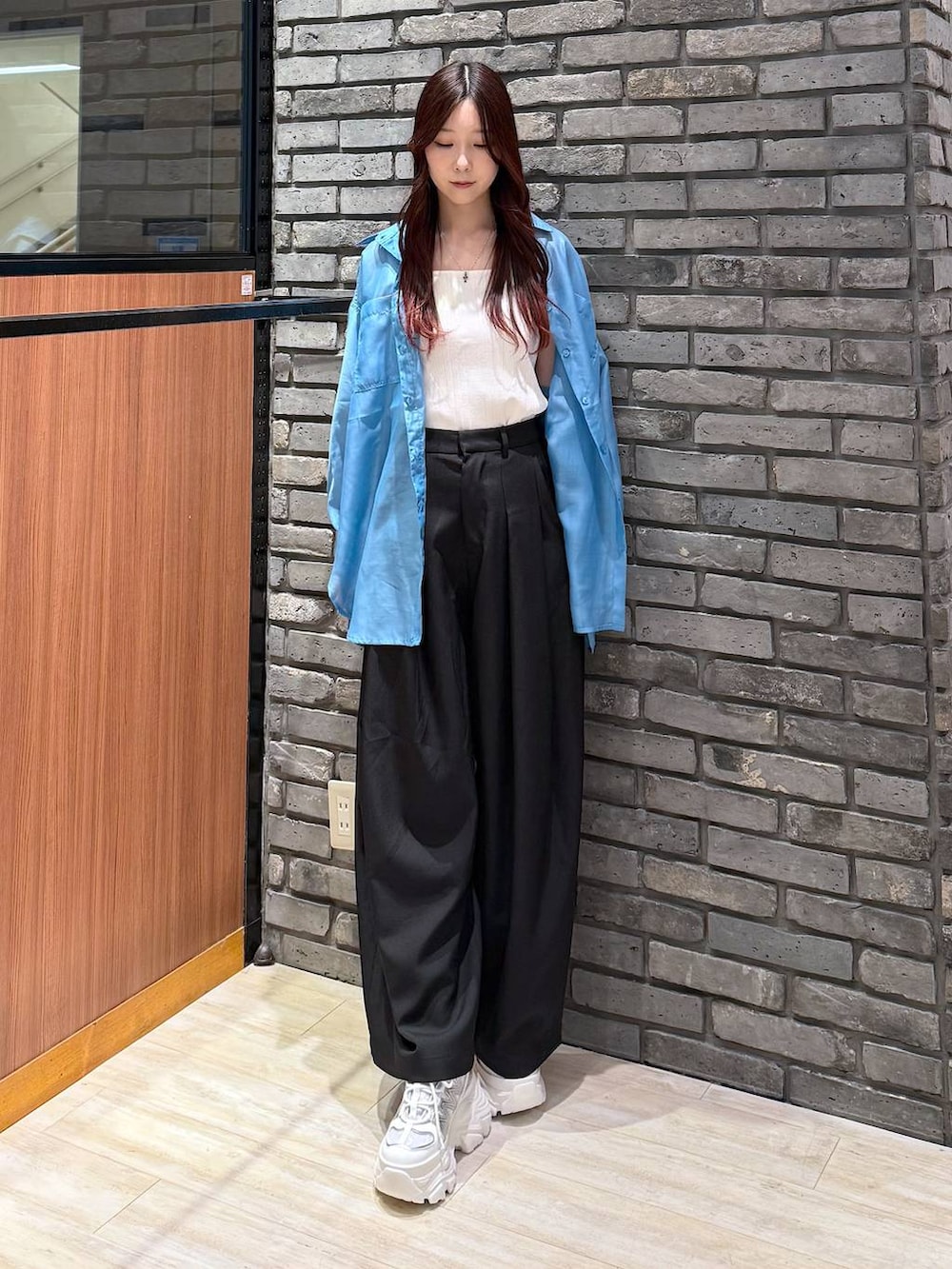 ホワイト系のスニーカー、ホワイト系のタンクトップ、ブラック系のスラックスを着用したレディースの春コーディネートの6枚目の写真