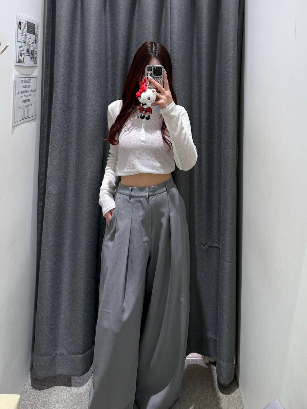 パープル系のキャミソール、ホワイト系のTシャツ/カットソー、グレー系のスラックスを着用したレディースの春コーディネートの2枚目の写真