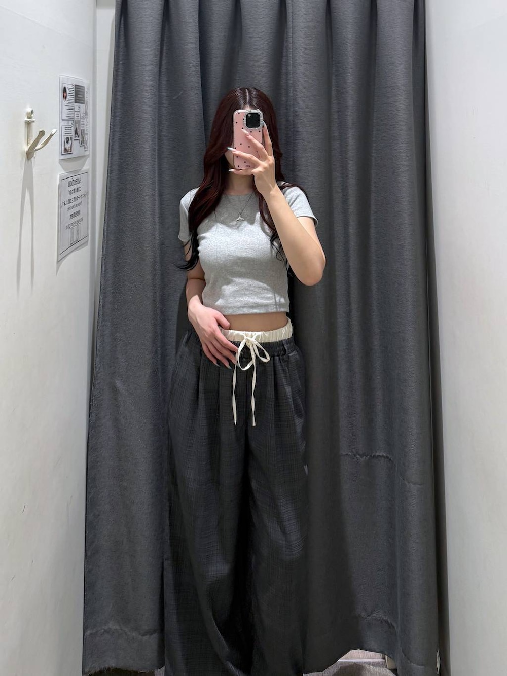グレー系のその他パンツ、グレー系のTシャツ/カットソーを着用したレディースの夏コーディネートの4枚目の写真