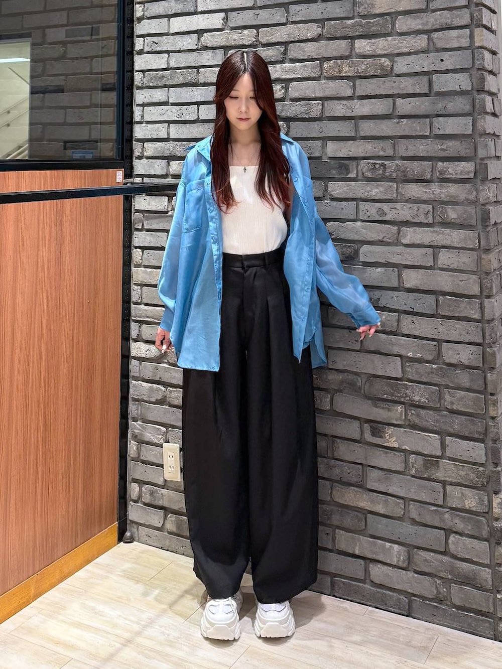 ホワイト系のスニーカー、ホワイト系のタンクトップ、ブラック系のスラックスを着用したレディースの春コーディネートの5枚目の写真