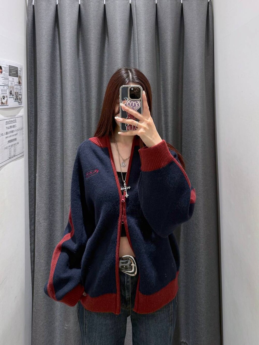 ブルー系のデニムパンツ、ブルー系のニット/セーター、ブラック系のベルトを着用したレディースの秋コーディネートの2枚目の写真