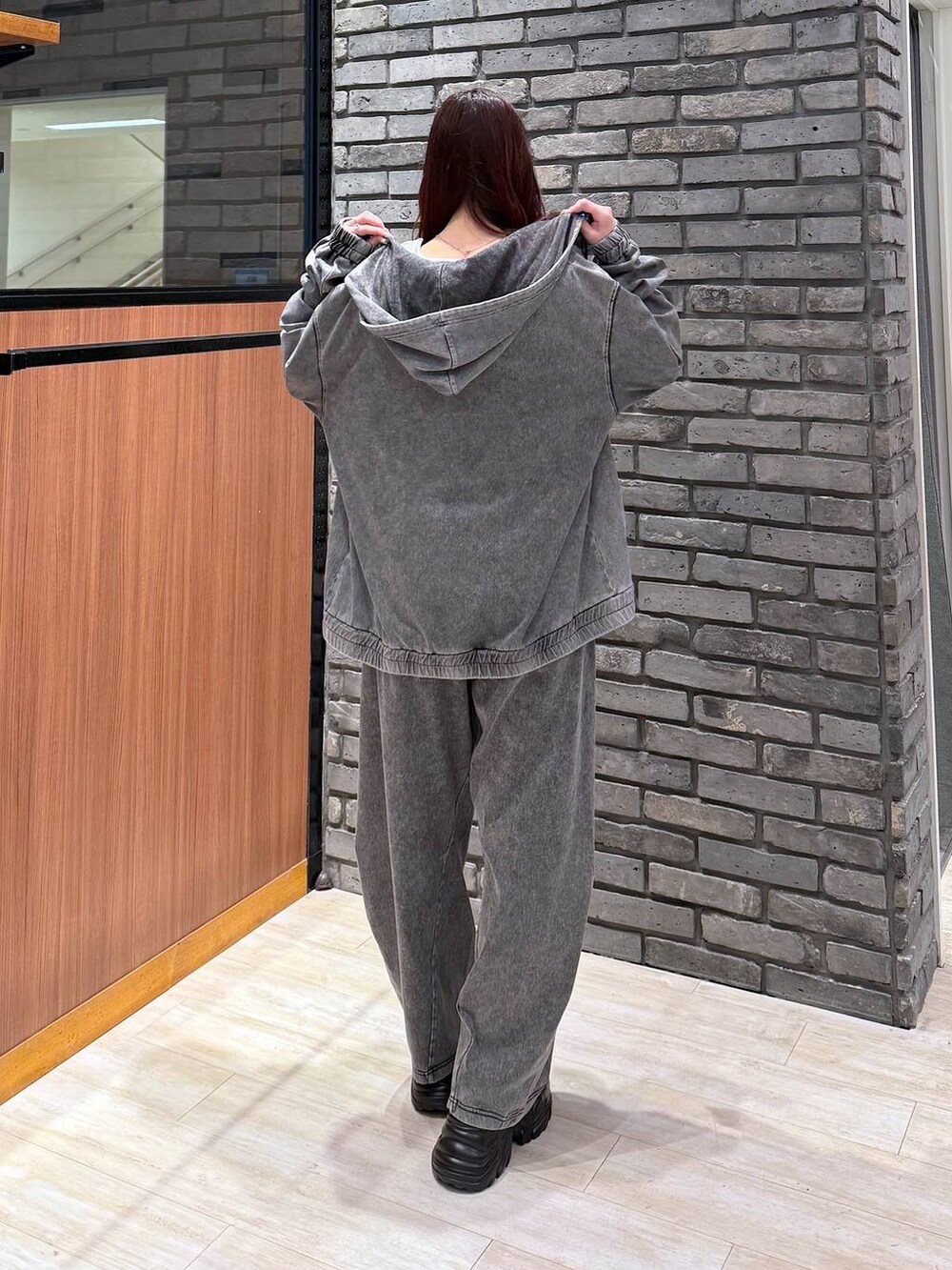 ブラック系のスニーカー、ブラック系のデニムパンツ、ブラック系のパーカーを着用したレディースの春コーディネートの3枚目の写真