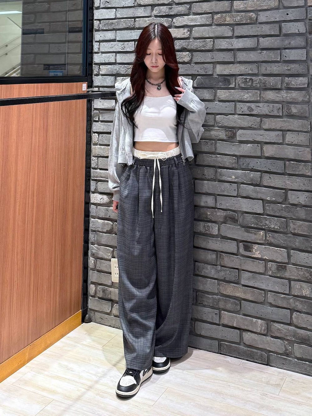 グレー系のその他パンツ、グレー系のパーカー、ブラック系のネックレスを着用したレディースの夏コーディネートの2枚目の写真