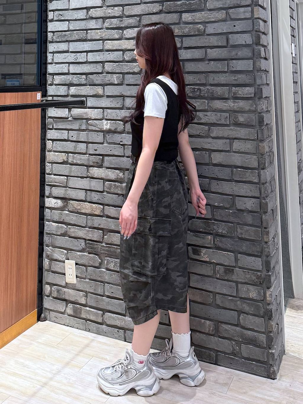 ブラック系のタンクトップ、ホワイト系のTシャツ/カットソー、その他のカーゴパンツを着用したレディースの夏コーディネートの3枚目の写真