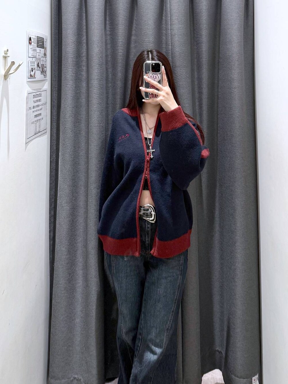 ブルー系のデニムパンツ、ブルー系のニット/セーター、ブラック系のベルトを着用したレディースの秋コーディネートの3枚目の写真