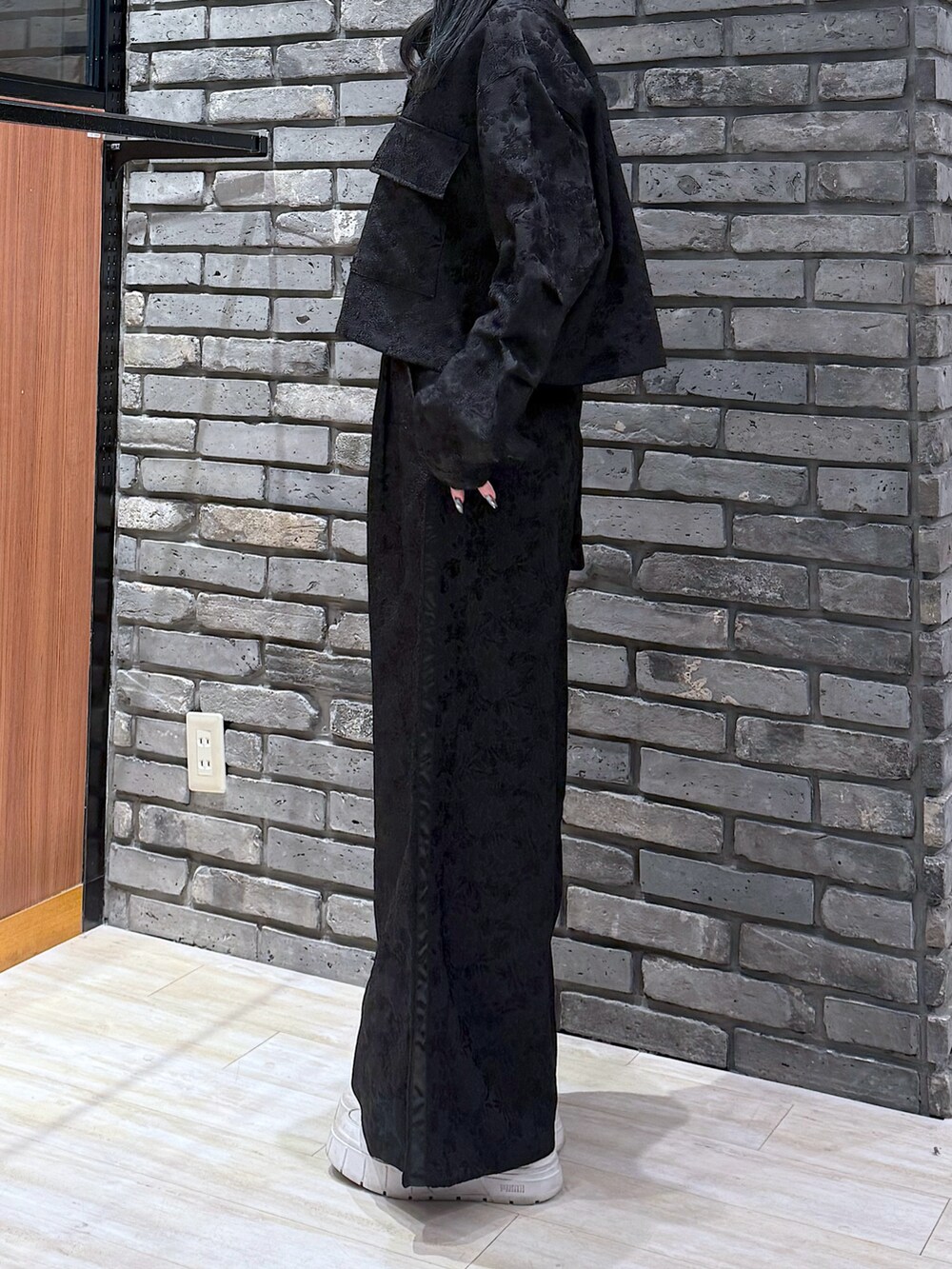 ブラック系のシャツ/ブラウス、ブラック系のその他パンツを着用したレディースの冬コーディネートの4枚目の写真