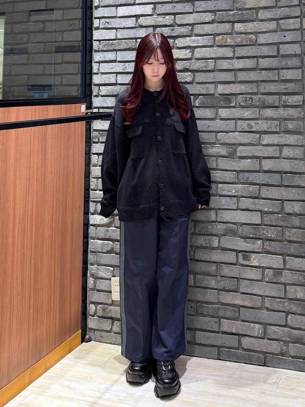ブラック系のスニーカー、ブルー系のスウェットパンツ、ブラック系のカーディガン/ボレロを着用したレディースの冬コーディネートの4枚目の写真