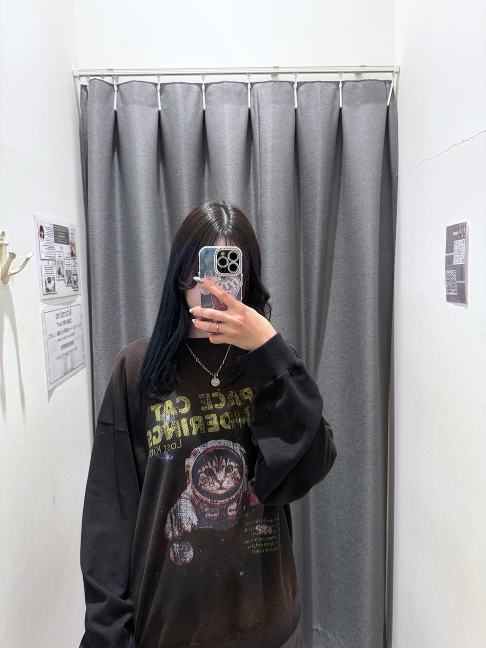 ブラック系のスウェットを着用したレディースの冬コーディネートの2枚目の写真