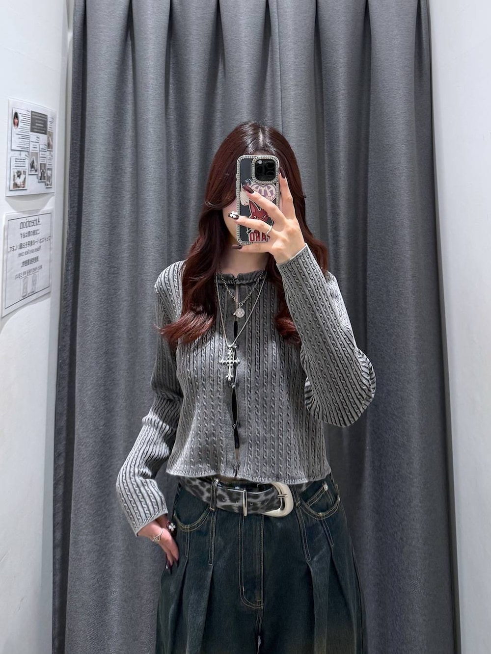 ブルー系のデニムパンツ、グレー系のカーディガン/ボレロ、ブラック系のベルトを着用したレディースの秋コーディネートの4枚目の写真