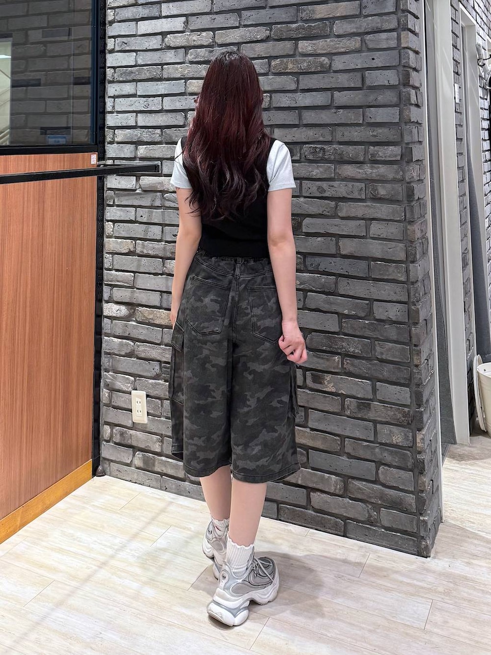 ブラック系のタンクトップ、ホワイト系のTシャツ/カットソー、その他のカーゴパンツを着用したレディースの夏コーディネートの4枚目の写真