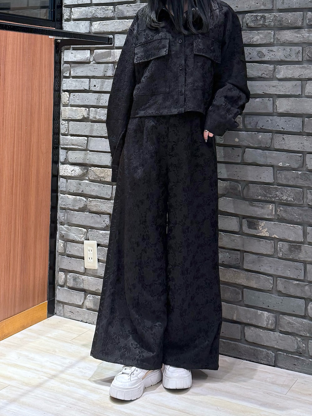 ブラック系のシャツ/ブラウス、ブラック系のその他パンツを着用したレディースの冬コーディネートの3枚目の写真